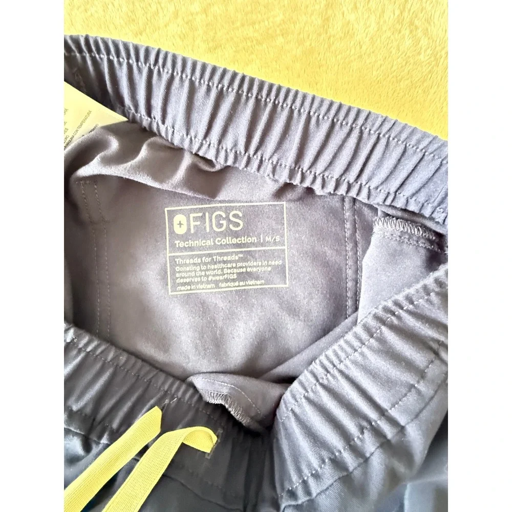 Navy FIGS Tansen Jogger Scrub Pants | FIONx Technical Medical Bottoms | Size M/S